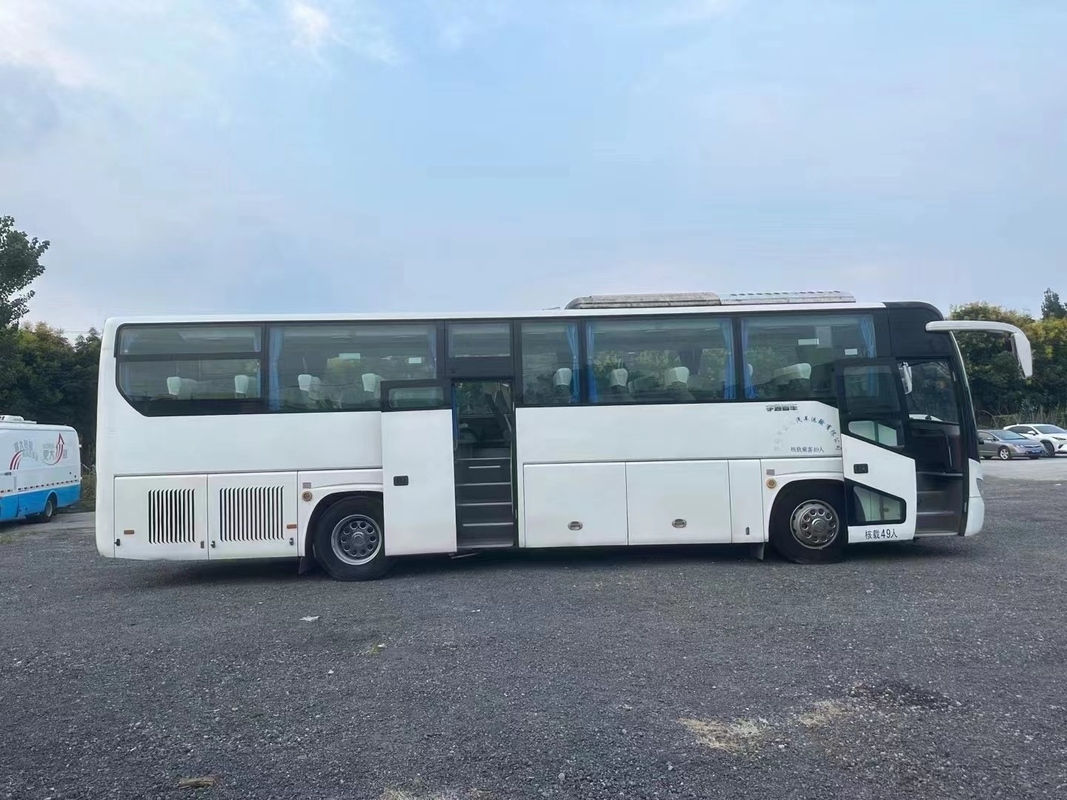 Tweedehands bus 2015 jaar Dubbele passagiersdeur 49 zitplaatsen Goed airconditioning