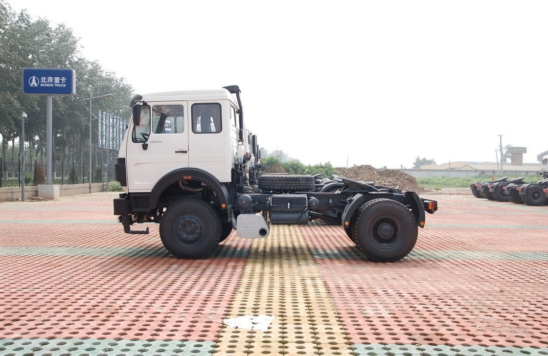 6 banden Gebruikte medium duty trucks 4*2 Beiben hoofdtractor 300 pk plat dak Euro 3