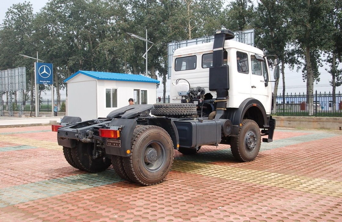 6 banden Gebruikte medium duty trucks 4*2 Beiben hoofdtractor 300 pk plat dak Euro 3