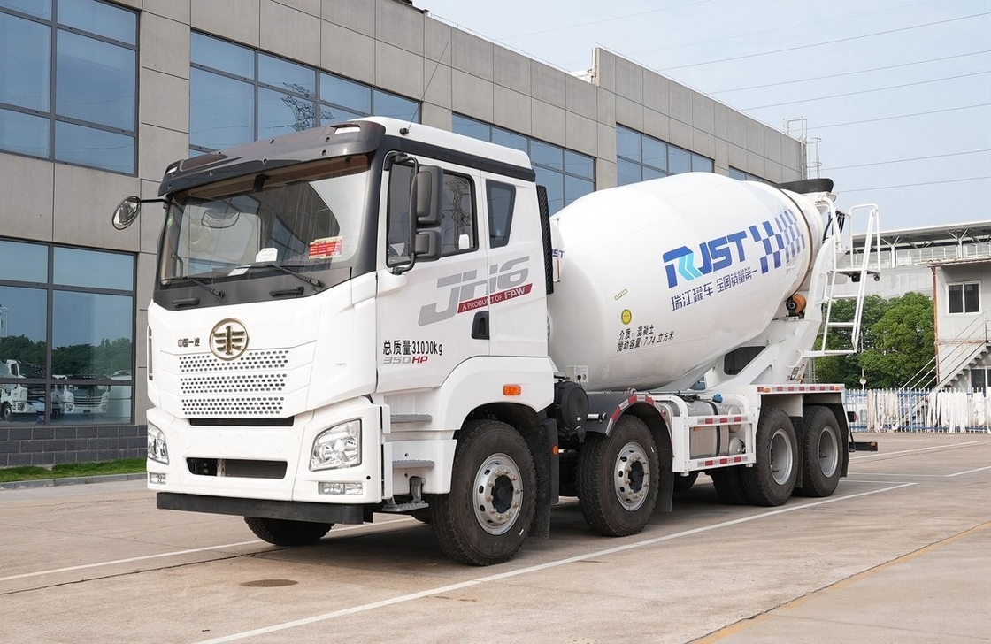 Betonmixer Truck Jiefang 8*4 Rijmodus Gebruikte Betontrucks 7,74 kubiek Vlak dak