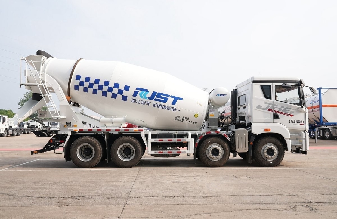 Betonmixer Truck Jiefang 8*4 Rijmodus Gebruikte Betontrucks 7,74 kubiek Vlak dak