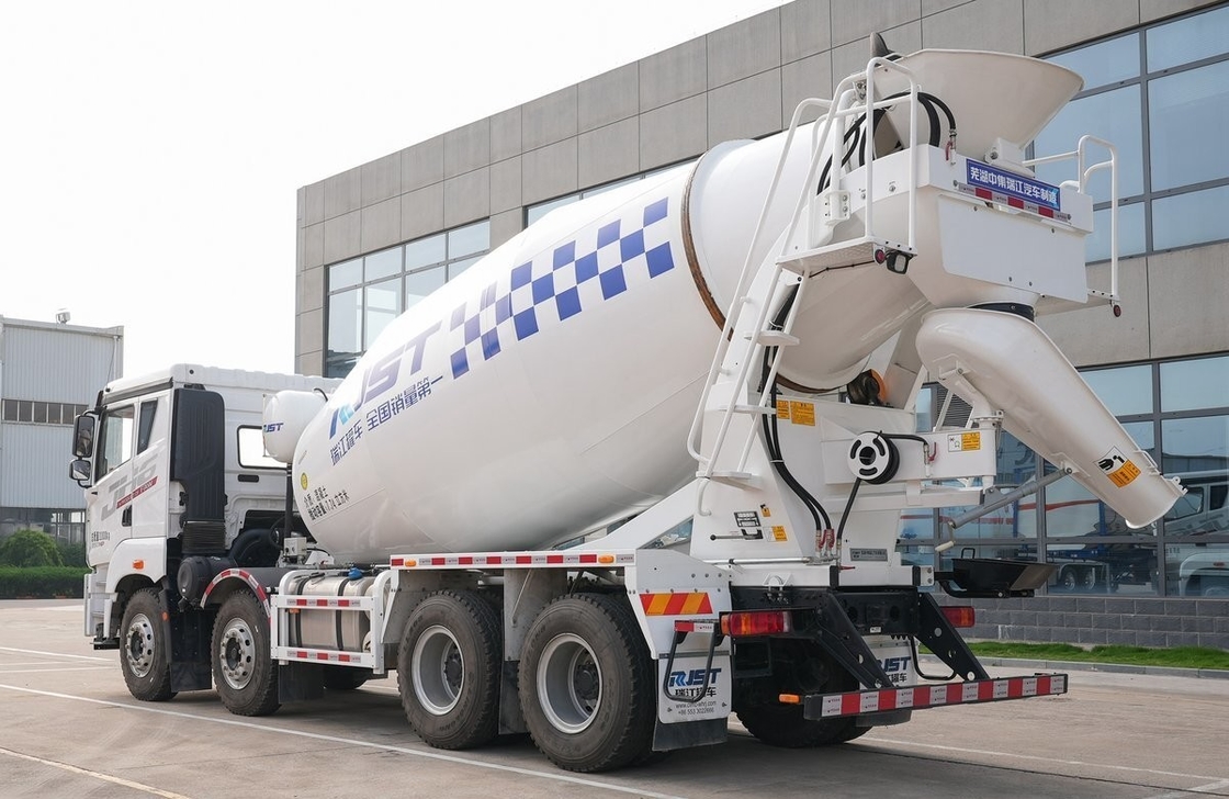 Betonmixer Truck Jiefang 8*4 Rijmodus Gebruikte Betontrucks 7,74 kubiek Vlak dak