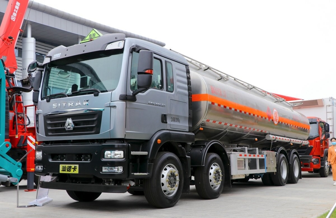 Gebruikte zware vrachtwagens Sinotruck tweedehands olietanker 8*4 aandrijflijn 26 kubieke 4 assen