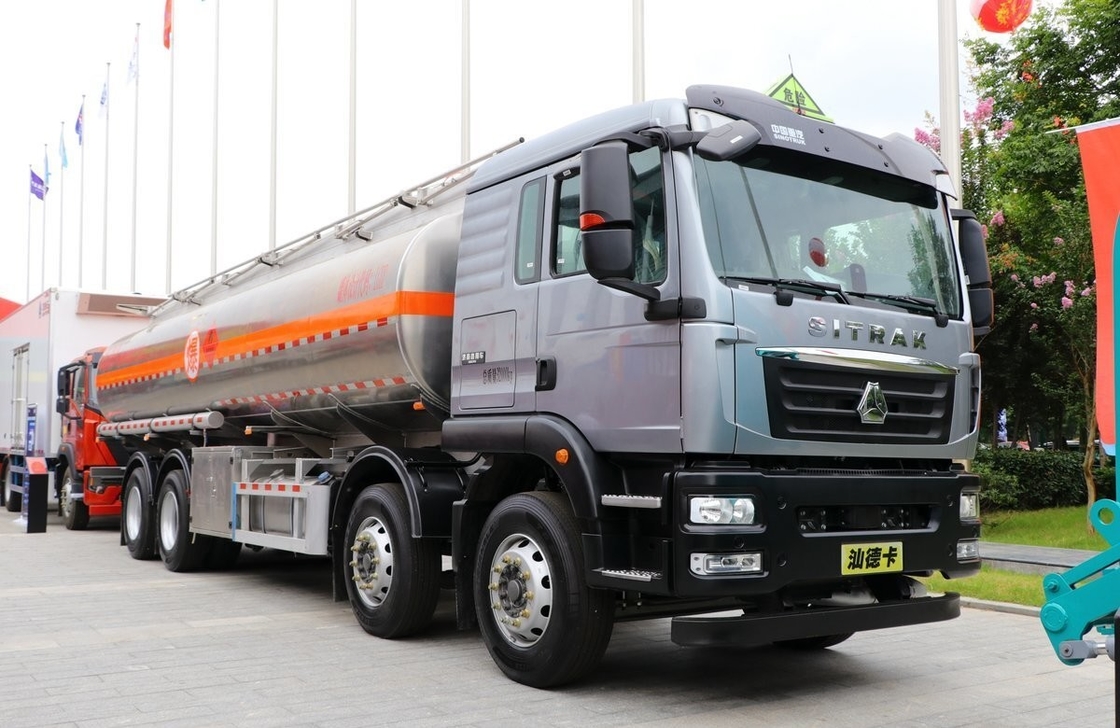Gebruikte zware vrachtwagens Sinotruck tweedehands olietanker 8*4 aandrijflijn 26 kubieke 4 assen