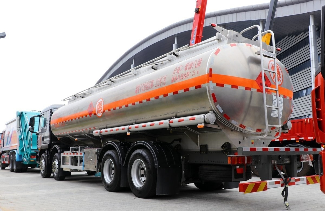 Gebruikte zware vrachtwagens Sinotruck tweedehands olietanker 8*4 aandrijflijn 26 kubieke 4 assen