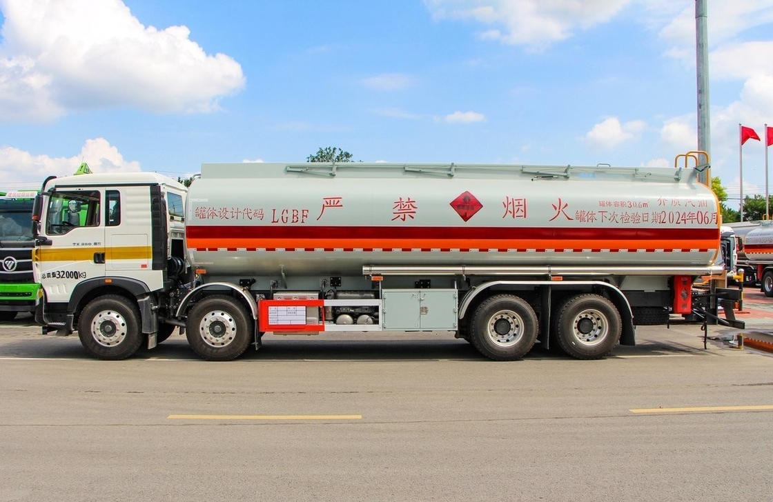8*4 HOWO Gebruikte olietanker Truck 350 pk Een-en-halve cabine 30m3