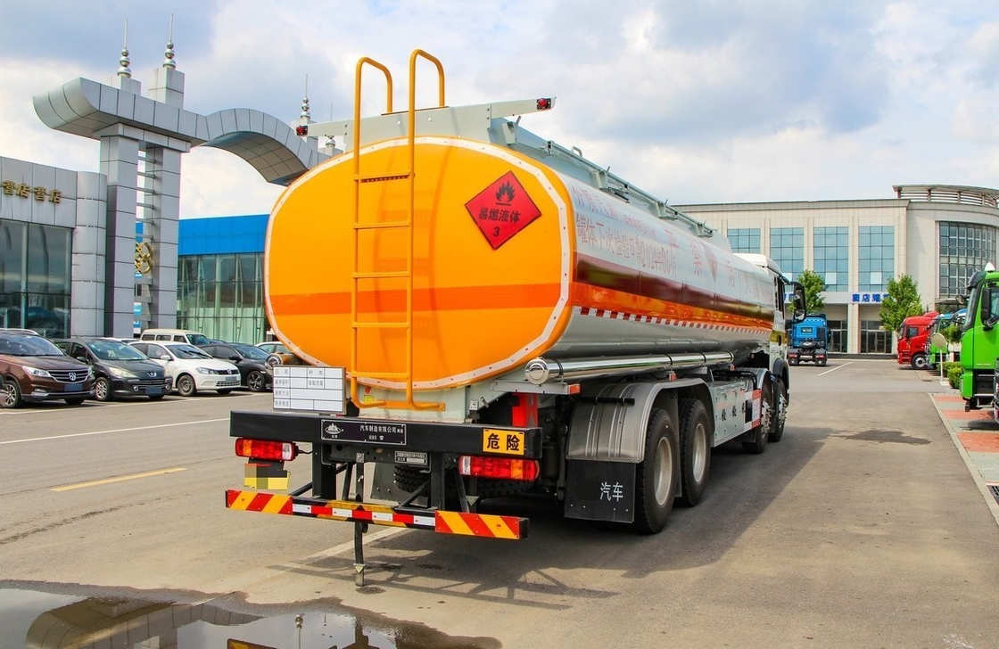8*4 HOWO Gebruikte olietanker Truck 350 pk Een-en-halve cabine 30m3