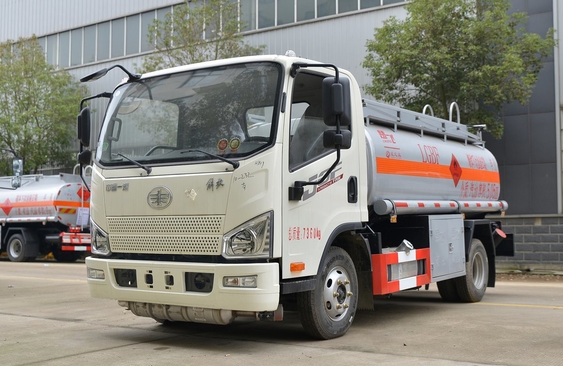 Kleine 5 kubieke gebruikte olietanker 4 * 2 Jiefang brandstof tankwagen dubbele achterbanden