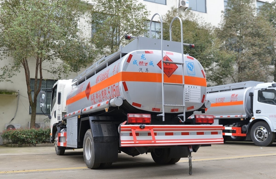 Kleine 5 kubieke gebruikte olietanker 4 * 2 Jiefang brandstof tankwagen dubbele achterbanden