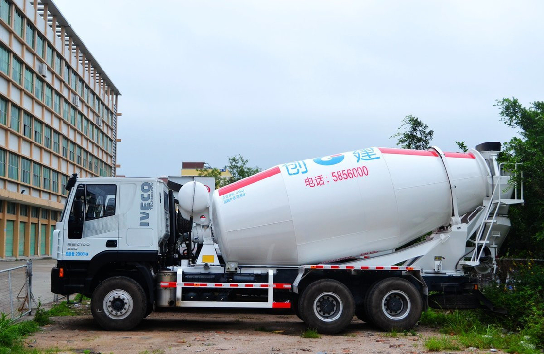 Hongyan 6*4 Iveco Kleine Betonmixer Truck 5 kubieke 10 banden Linksgestuur Euro 4