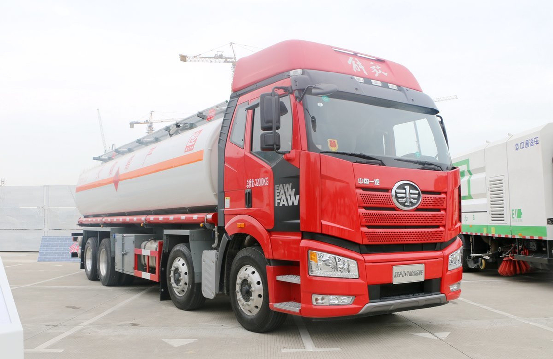 Gebruikte olietransporters FAW J6P Grote tankwagen Brandstoftruck 11,5 meter lang 24 kubieke LHD/RHD