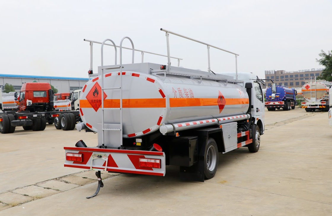 Kleine olietanker 7,6 kubieke 4 * 2 aandrijvingsmodus Dongfeng Nieuwe Truck Single Cab bladveer