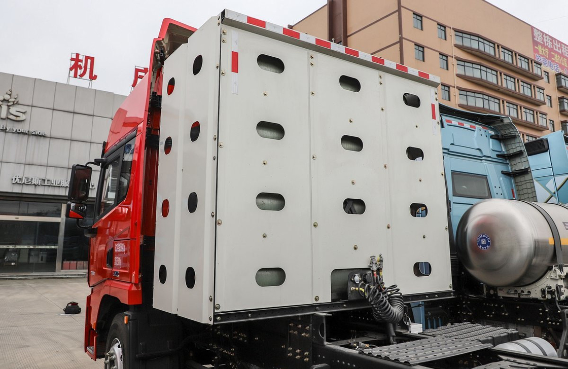 Shacman Truck 6x4 Tractor Head X5000 Model CNG Motor 530hp Double-Decker Sleeper