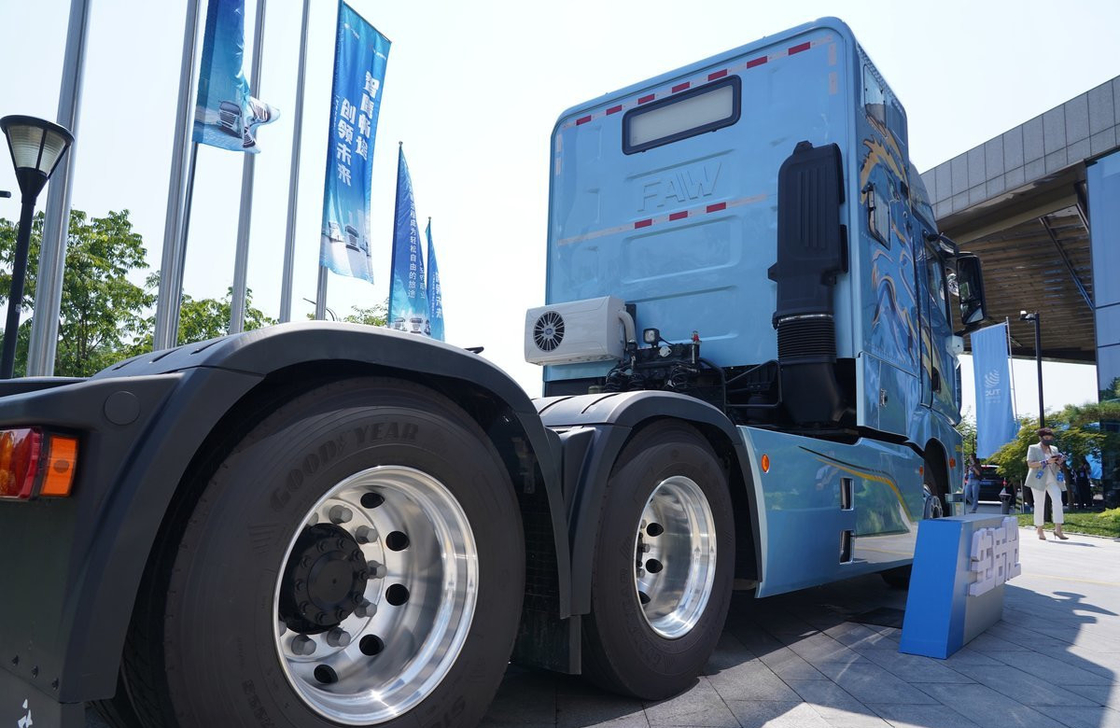 Jiefang 6x4 Tractor Trucks Living Cabin Bule Kleur 560 pk CA Motor 10 banden LHD