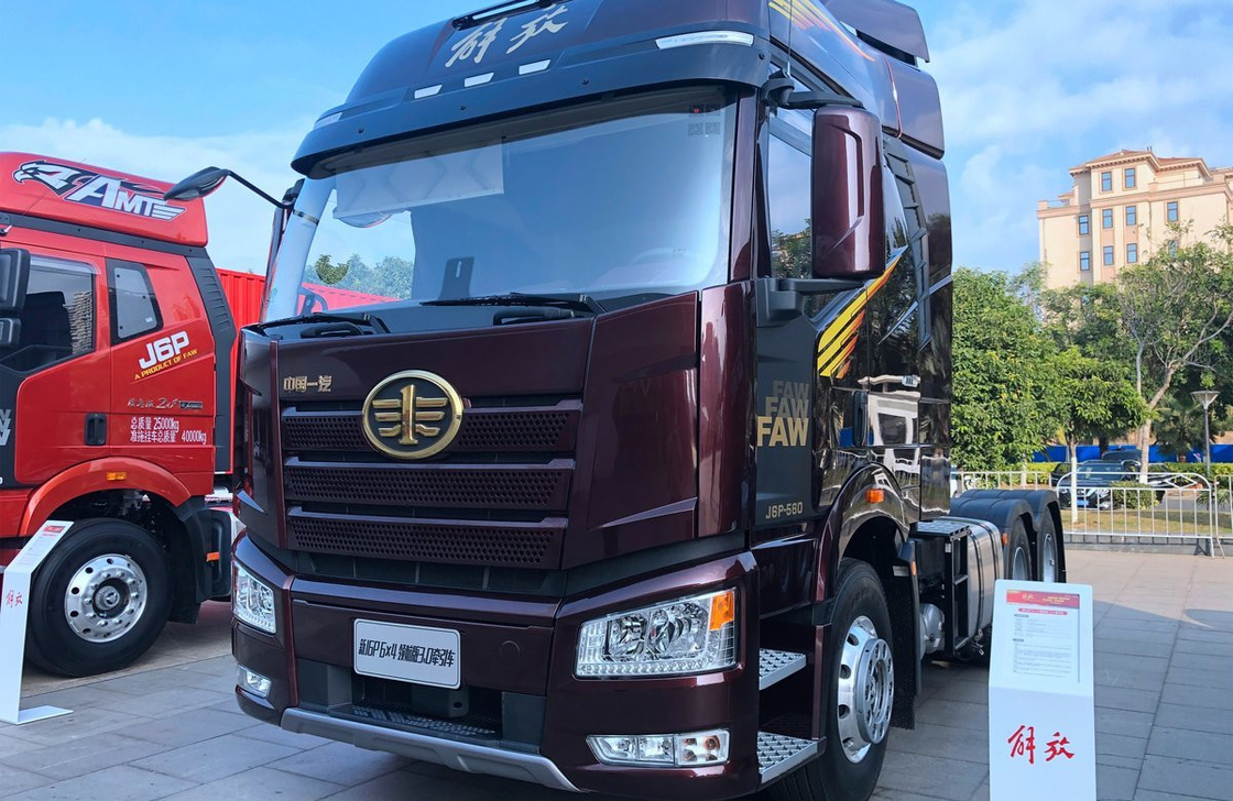 Faw Tractor Truck J6P Logistiek Distributie 560 pk Krachtige motor 10 banden hoog dak