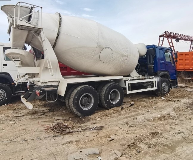 Laagste prijs mengmachine 10 wielen HOWO 6X4 8cbm 9cbm 371HP Betonmixer Truck
