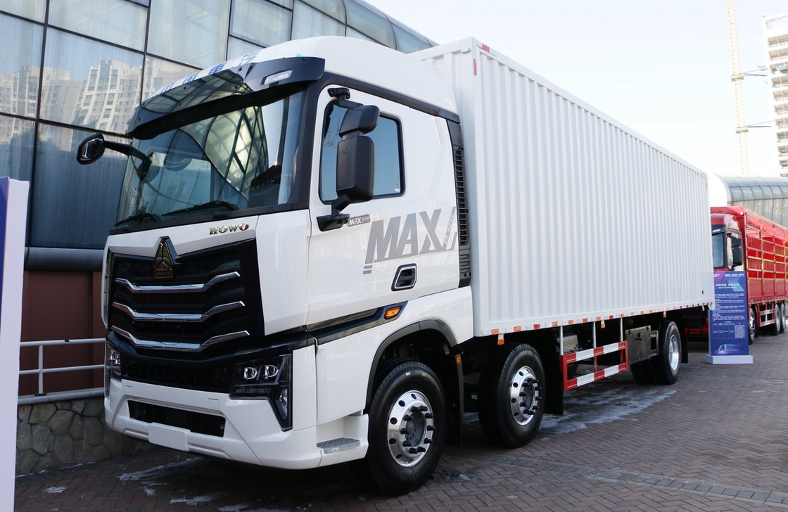 Gebruikte box vrachtwagen Sinotruck MAX 6*2 Heavy Duty Model Container Box Deisel Engine