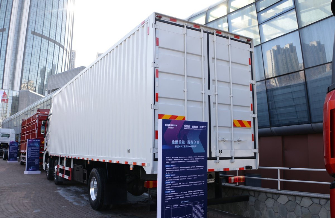 Gebruikte box vrachtwagen Sinotruck MAX 6*2 Heavy Duty Model Container Box Deisel Engine