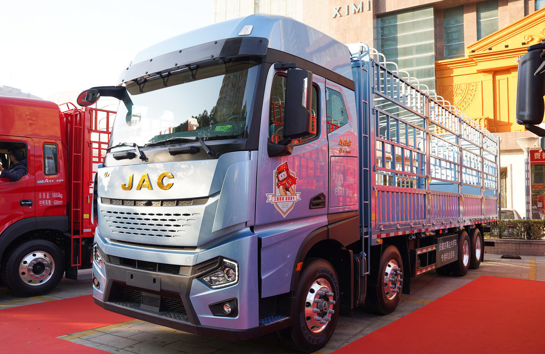 Cargo Truck Gebruikt 8*4 JAC Fence Box 560hp Cummins Motor ZF Gearbox High Roof Cab