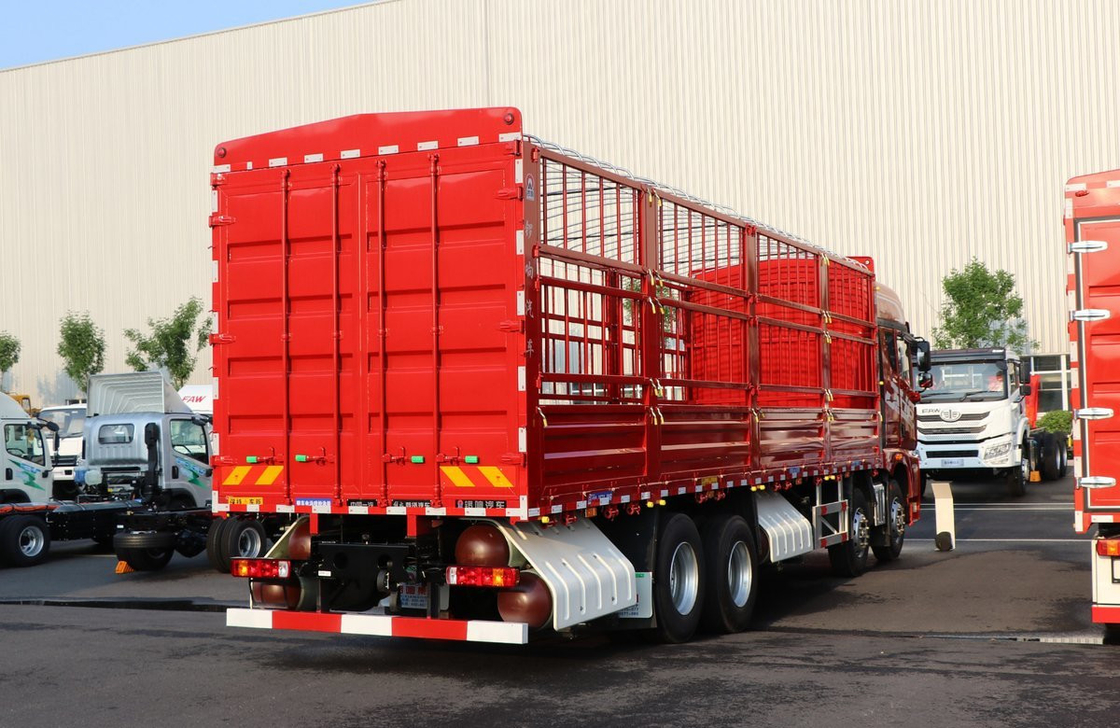 Gebruikte vrachtwagens te koop in China Jiefang CNG 460 pk zware vrachtwagen een en een halve cabine