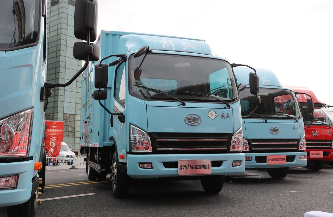 Gebruikte 4x2 vrachtwagen FAW Van Truck CNG motor 150 pk Containerbox 3300mm wielbasis