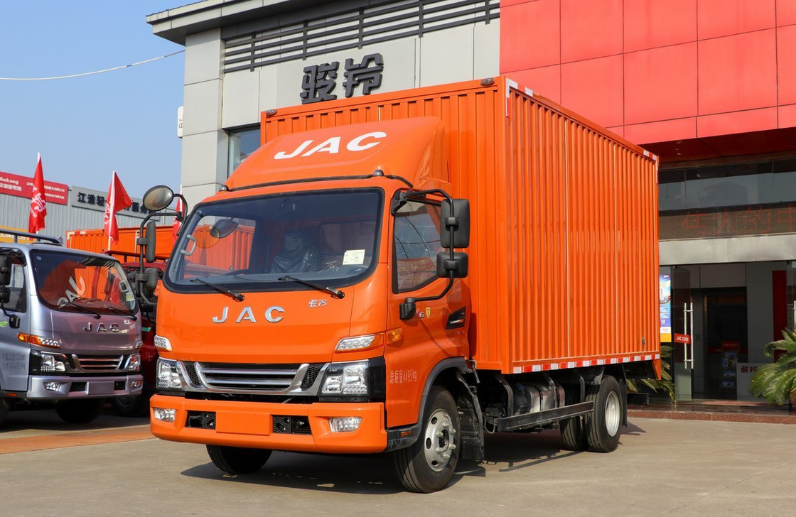 Lichte vrachtwagen 8 ton JAC V6 handmatig enkelastig 300L olie tanker
