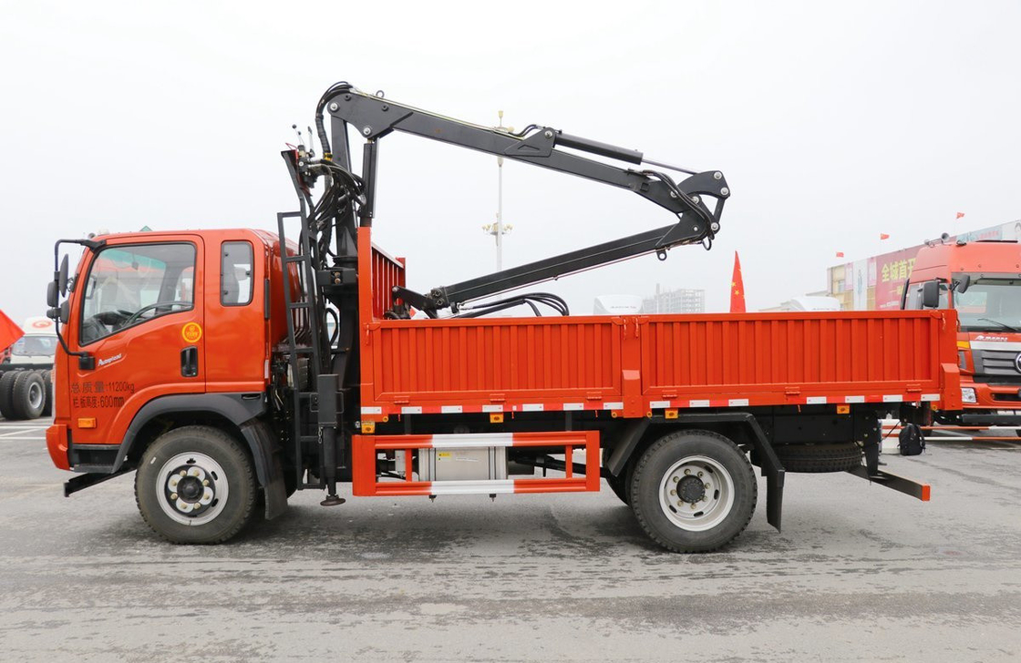 Kraan Truck gemonteerd Lift Gewicht 4 ton Dayun 4 * 2 Single en Half Cab Grabbing Wood 200hp