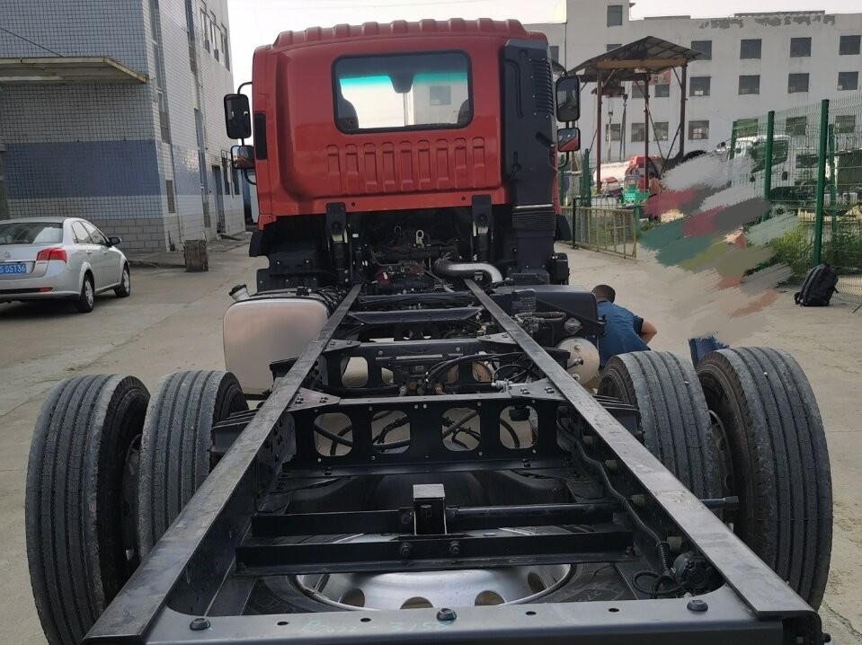 10 ton vrachtwagen Chassis 4*2 Dubbele achterband Euro 3 Cummins Motor 5150 wielbasis