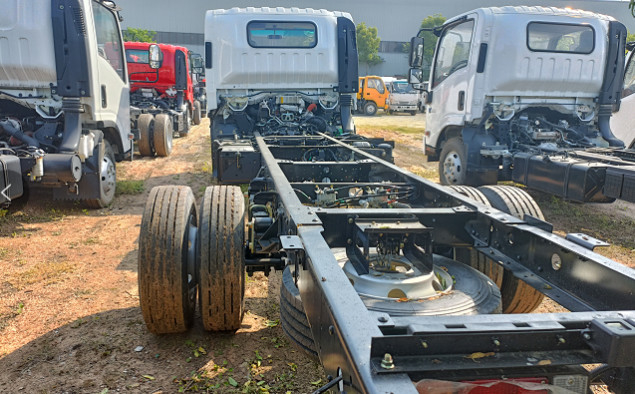 Eenrijdige vrachtwagen Isuzu 10 ton 4×2 vrachtwagen 5,5 meter lange doos Euro 4 platte cabine