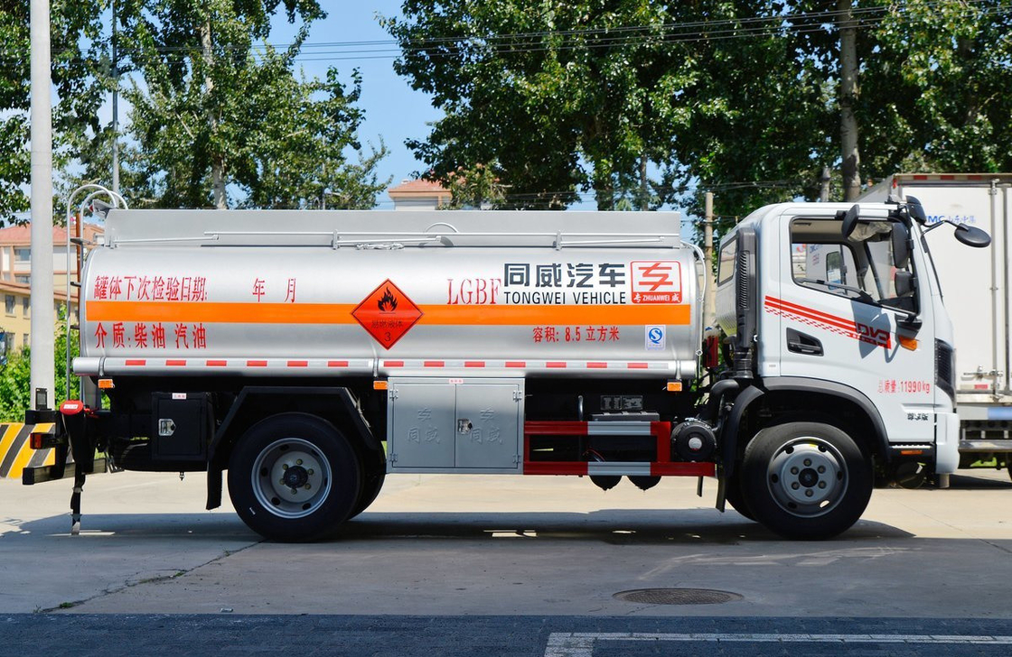 Olie Tanker Truck Verkoop Kenia Dongfeng 4*2 Chassis 8,5 Cubic Tanker Yuchai Motor 165 pk