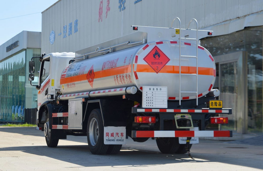 Olie Tanker Truck Verkoop Kenia Dongfeng 4*2 Chassis 8,5 Cubic Tanker Yuchai Motor 165 pk