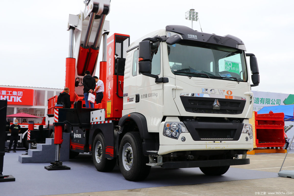 100 ton vrachtwagen gemonteerde kraan Howo 10*4 Chassis 440 pk Knuckle arm kraan 135 ton Lifting