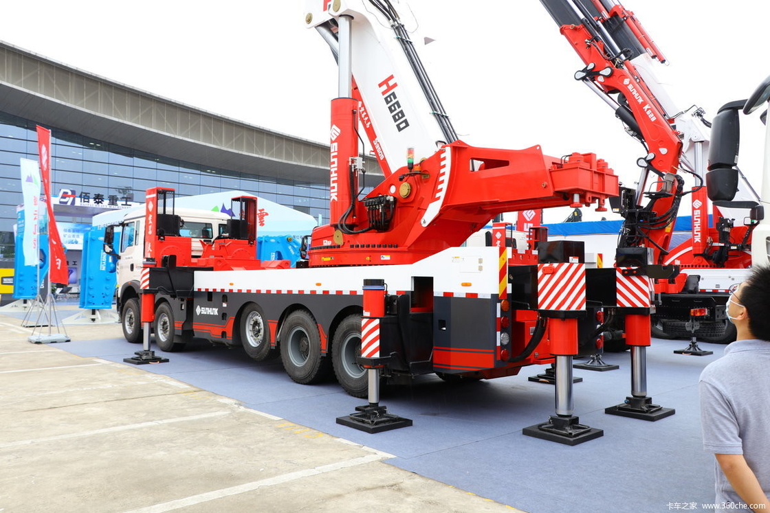 100 ton vrachtwagen gemonteerde kraan Howo 10*4 Chassis 440 pk Knuckle arm kraan 135 ton Lifting