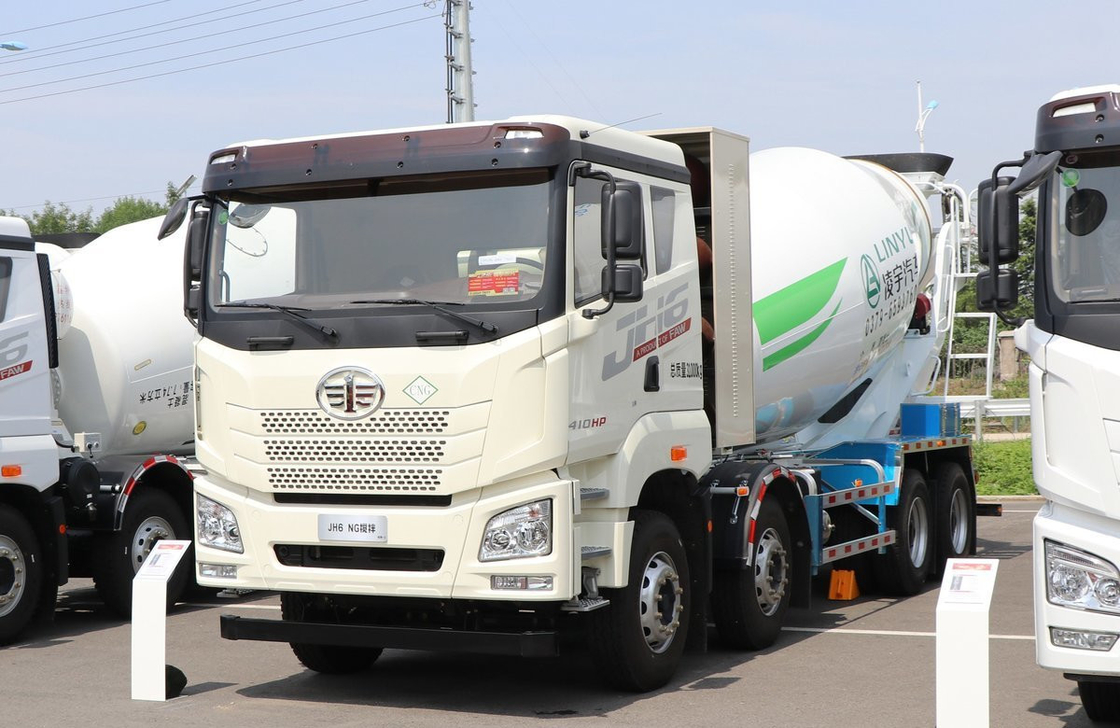 10m3 Betonmixer Truck Jiefang 8×4 Mixer CNG-motor 410 pk Zes cilinders Flat cabin