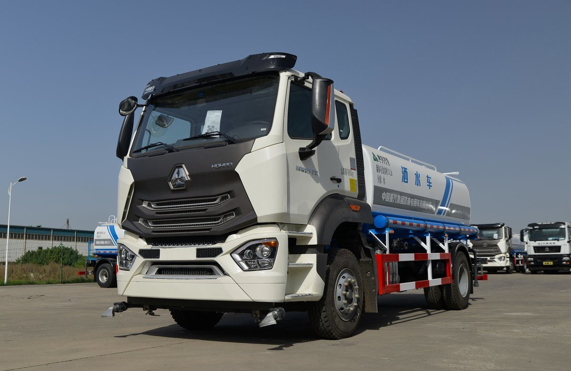 Gebruikte sprinkler truck single axle Sinotruck Hohan Model 10 M3 Spray Road Brand New LHD