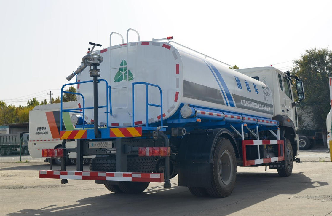 Gebruikte sprinkler truck single axle Sinotruck Hohan Model 10 M3 Spray Road Brand New LHD