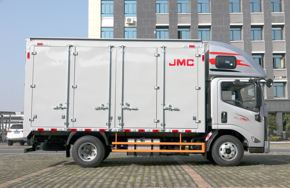 Gebruikte lichte vrachtwagens JAC 4,2 meter bestelwagen Doos Dubbele deuren Eén rij cabine Met slaapkamer