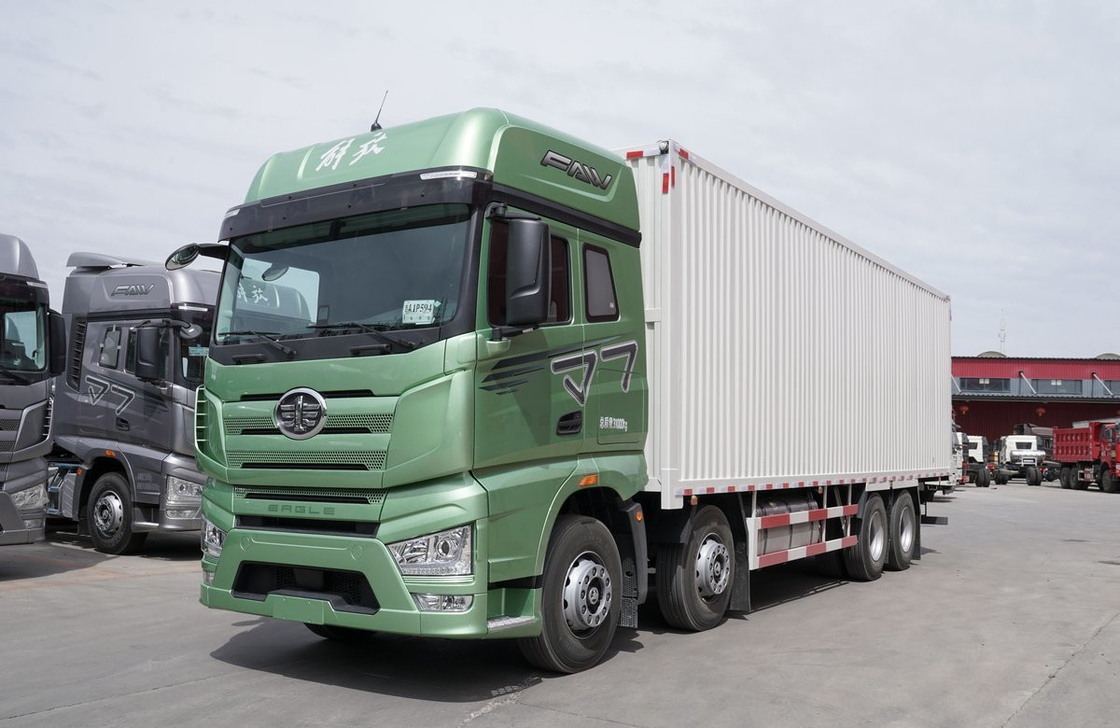 12 wielen vrachtwagen 8×4 dieselmotor 560 pk FAW vrachtwagen busbus 20 ton capaciteit