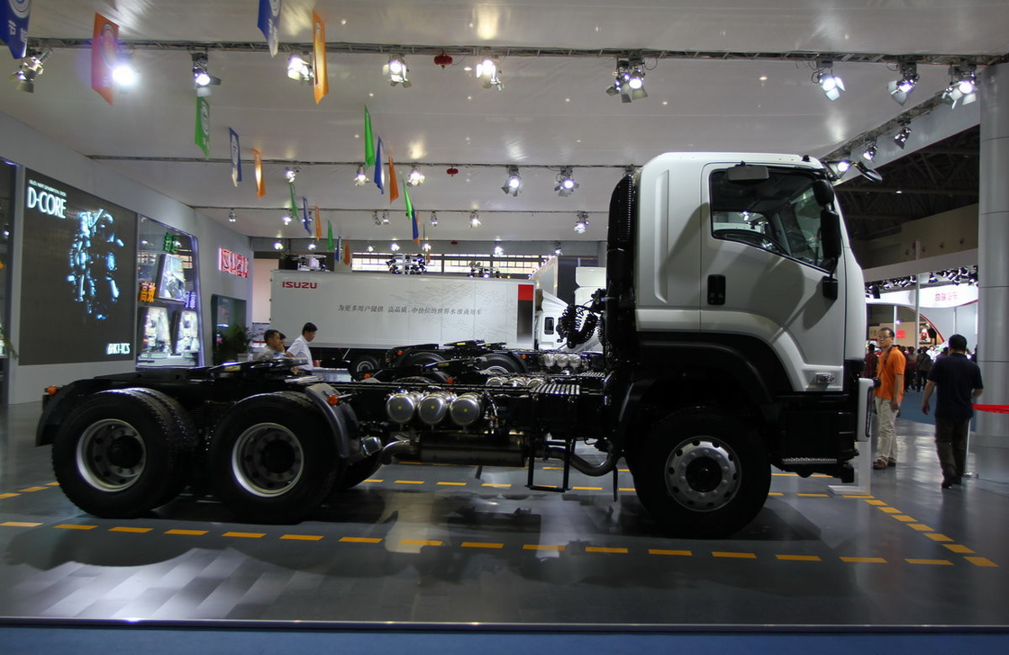Truck Tractor Flat Roof Cabin ISUZU Horse Head Trailer 6*4 Drive Mode 350 pk Euro 4 Emission