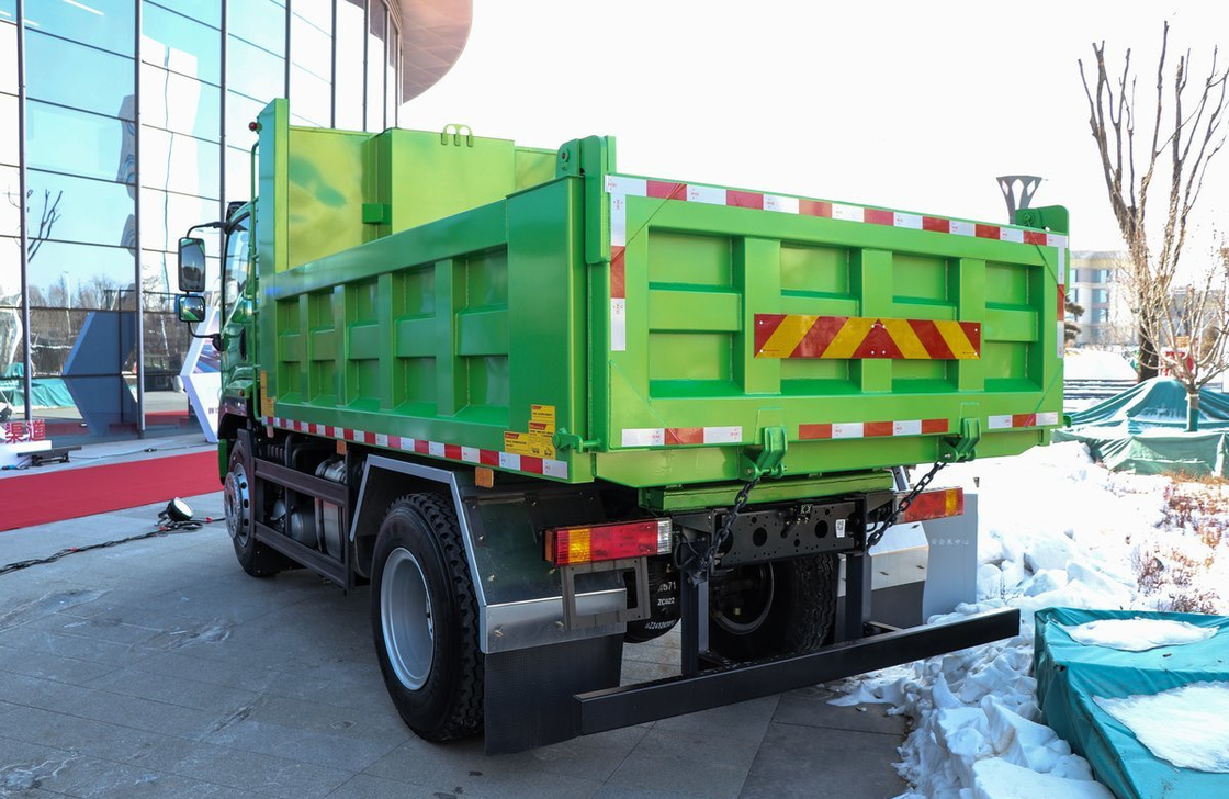 8 ton kleine dumptruck te koop Shacman Tipper 3,75 meter doos single axle 200L olie tank