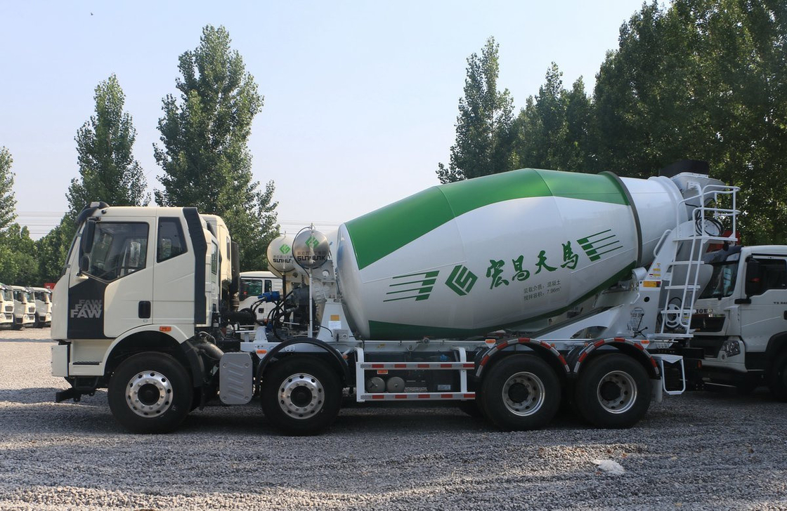 90% Nieuwe Betonmengmachine met een en een halve cabine 8*4 FAW Mixer Truck
