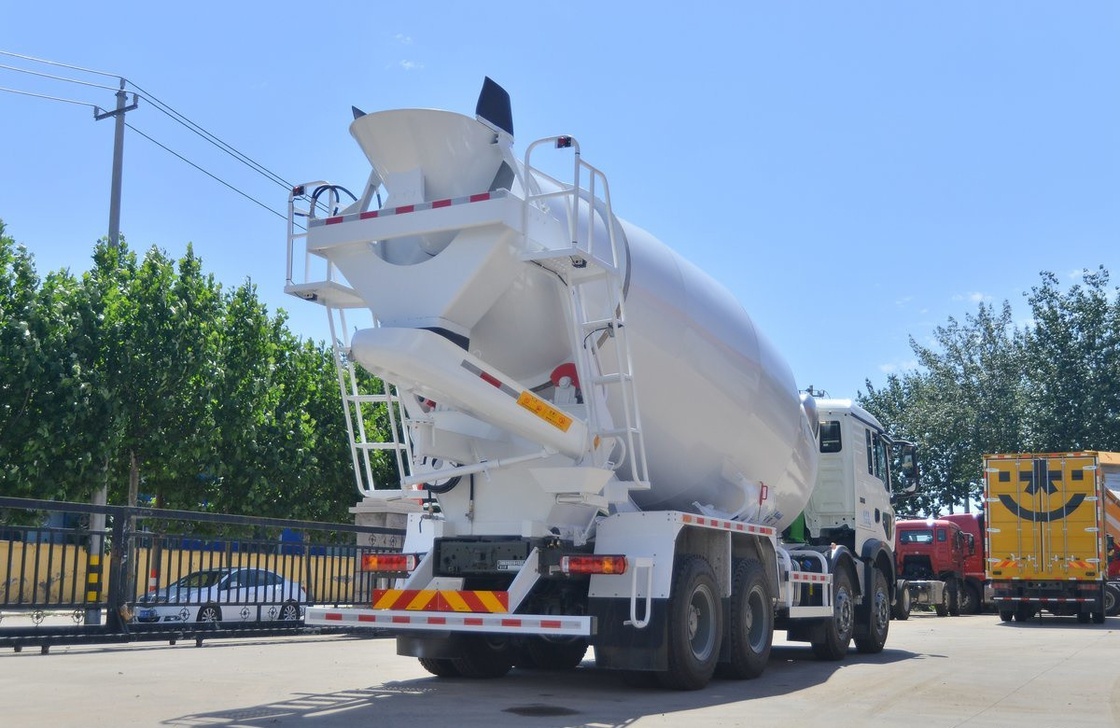 Gepersonaliseerde zware mixer truck 8 kubieke Sinotruck Howo T7 cementmixer met 10-speend versnelling