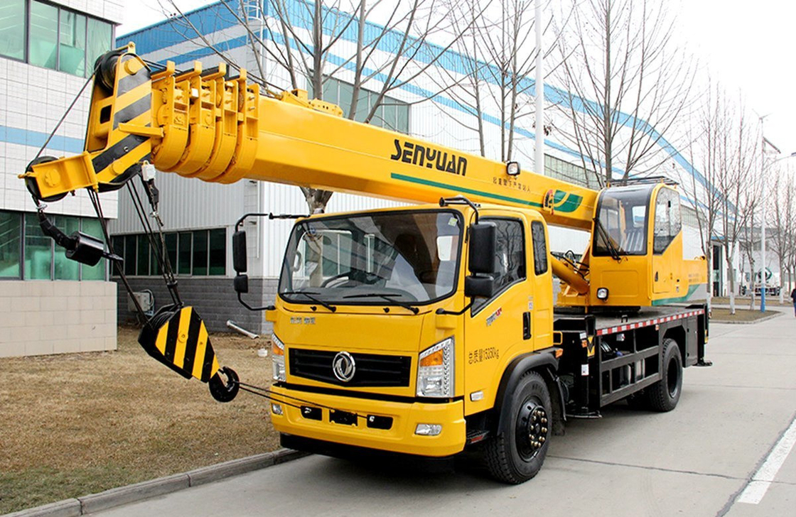 Gebruikte vrachtwagen kraan te koop Dongfeng 16 ton met vijf-sectie rechte arm Chinese mobiele kraan