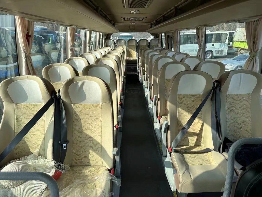 Gebruikte passagiers en reizen 2015 Jaar 39 zitplaatsen YUTONG Bus ZK6876 Leaf Spring Gebruik op slechte weg