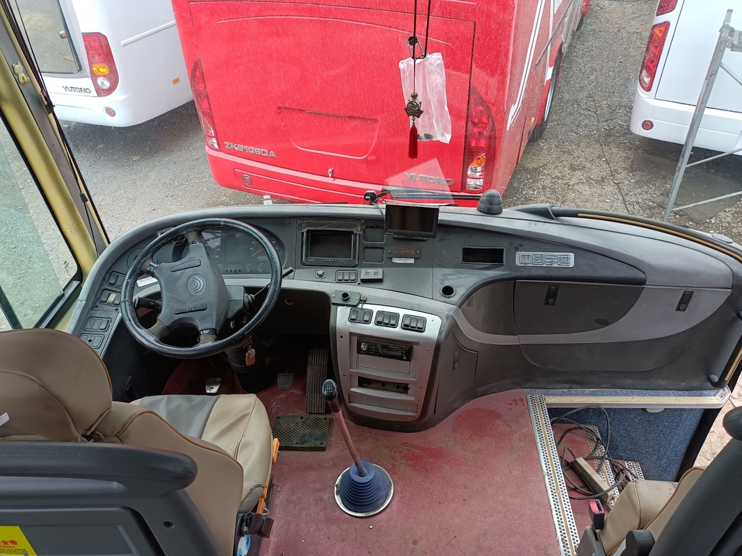 ZK6127 Yutong gebruikte passagiersbus / 66 zitplaatsen gebruikte luxebussen merk Yutong