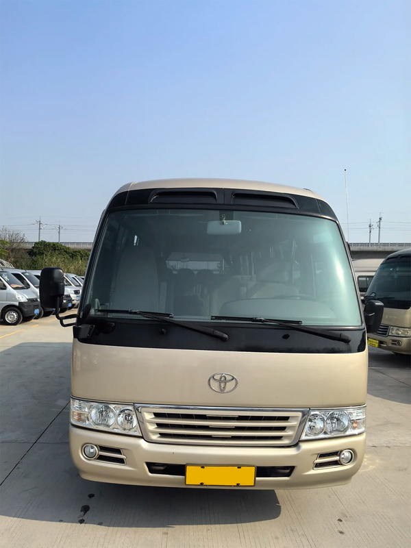 Toyota Coaster 20 zitplaatsen Elektrische Chinese-deur China IV Champagne Gold Middelgrote Business Bus