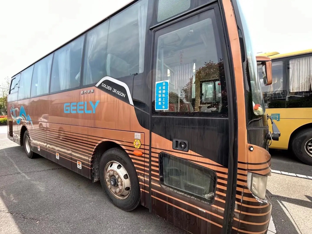 Tweedehands luxe bus 39 zitplaatsen Gouden kleur Euro 4 Yuchai motor Gouden Dragon Bus XML6907