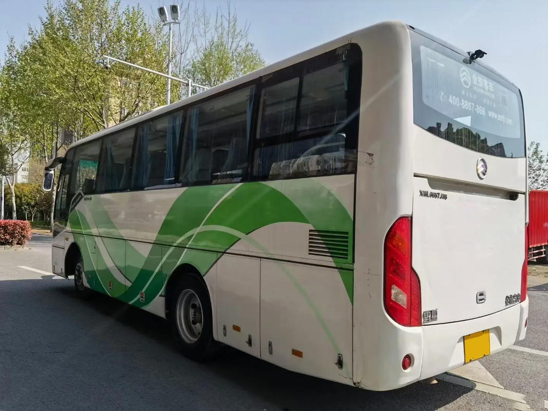 XML6857 33 zitplaatsen witte dieselmotor met één deur en airconditioning tweedehands bus