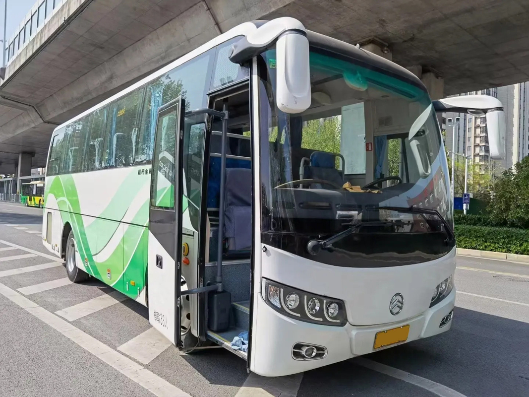XML6857 33 zitplaatsen witte dieselmotor met één deur en airconditioning tweedehands bus