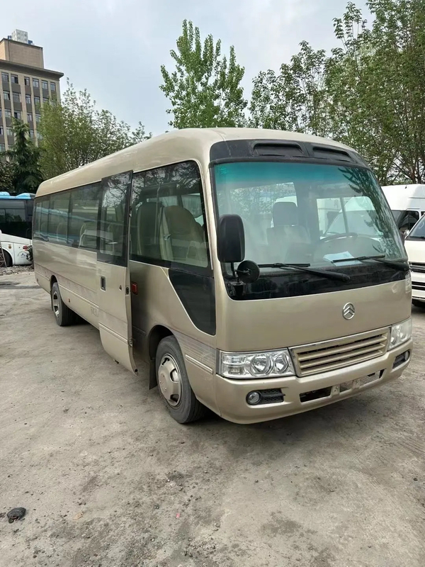 XML6770 28 zitplaatsen 7,7 meter Golden Dragon tweedehands middelgrote bus Champagne Gold Front Engine